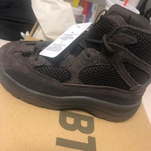 YEEZY DSRT BOOT KIDS SIZE 12K